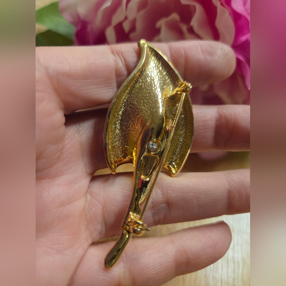 Elegant Gold Floral Brooch - Picture 2 of 4